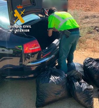 La Guardia Civil interviene 44 kilogramos de cogollos de marihuana.