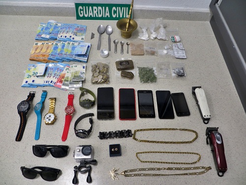 Desmantelan una plantación in door de marihuana en Adra cuando estaban de 'mudanza'