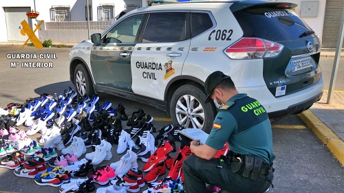Intervienen 100 pares de zapatillas de imitación