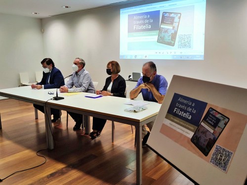 Un jubilado de Correos presenta el primer libro sobre filatelia almeriense