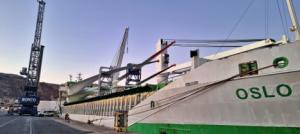 El buque Oslo Forest 2 embarca en el Puerto de Almería 6 palas aerogeneradoras