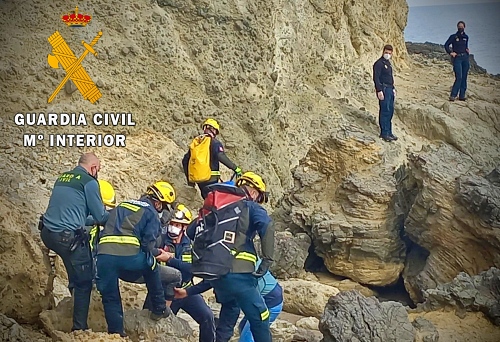 La Guardia Civil auxilia a un menor herido en Carboneras