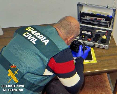 Detenidos por asaltar a un menor y robarle el teléfono