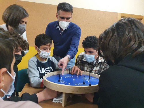 El alcalde comparte una tarde de juegos con los niños del Club Deportivo Padre Huelin
