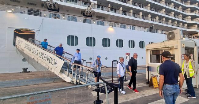 Los turistas del ‘Seven Seas Splendor’ descubren los vinos y la gastronomía de Almería