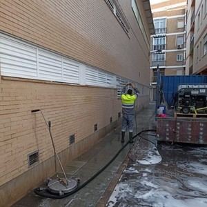 Adra implementa un plan intensivo de limpieza urbana con hidrolimpiadora a presión