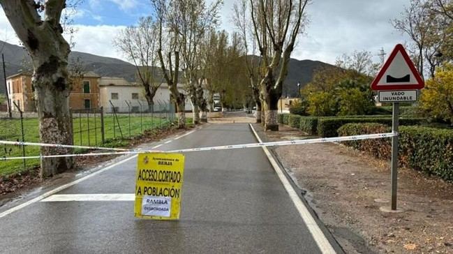 Cortes de tráfico en Fondón y Berja por la crecida del río Andarax en Almería