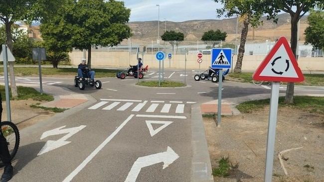 Más de 300 alumnos de Vícar aprenden sobre los efectos del alcohol y las drogas en la conducción
