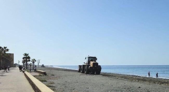Adra prepara sus playas para Semana Santa con trabajos de adecuación