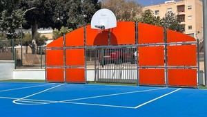 Huércal de Almería renueva su parque infantil Rogelio Hidalgo con un faro de 7 metros y nueva pista polideportiva