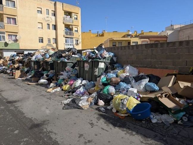 Huelga de basuras en Roquetas: el alcalde espera una pronta solución al conflicto laboral