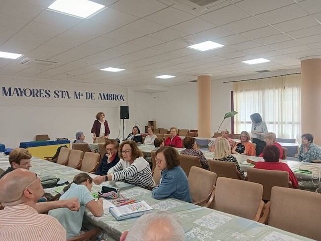 Treinta mayores de Dalías participan en charla sobre la soledad no deseada