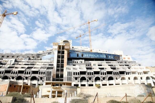 Junta solicita multa al alcalde de Carboneras por no revisar licencia del Algarrobico