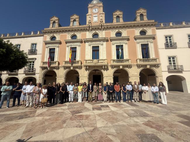 Almería declara un día de luto por el asesinato machista de Josefina y llama a denunciar la violencia de género