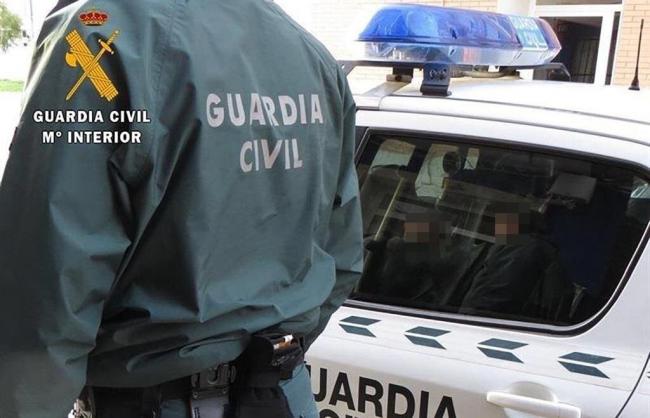 Hombre arrestado por amenazar a guardias civiles con un hacha en Roquetas de Mar