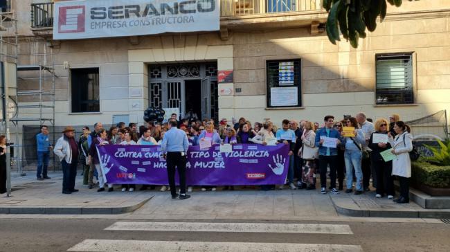 Los sindicatos claman en Almería contra la violencia machista y recuerdan a las víctimas con una suelta de globos negros