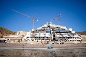 Greenpeace pide a Carboneras demoler El Algarrobico de una vez