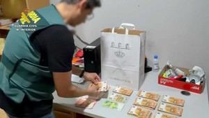 Falsificadores de tarjetas en Roquetas de Mar con más de 10.600 euros en billetes falsos