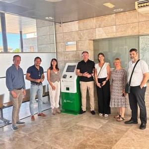 Nueva máquina de autorrecarga en Berja mejora el transporte público