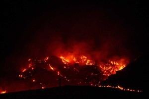 Medios aéreos retoman labores en incendio de Los Gallardos tras noche positiva
