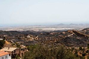 Embajada británica asiste a familias de víctimas del incendio en Almería