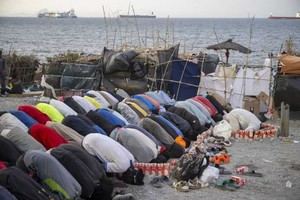 Ceuta habilita 1.800 plazas temporales para migrantes y comienzan los traslados