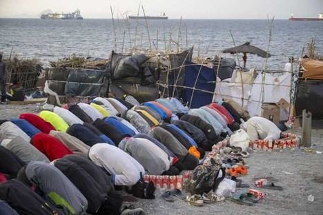 Ceuta habilita 1.800 plazas temporales para migrantes y comienzan los traslados