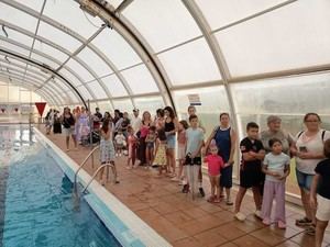 Clausura de cursos de natación en la piscina de Vícar con 200 participantes