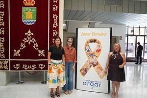El Ejido apoya la lucha contra el cáncer infantil con un lazo dorado en su Ayuntamiento