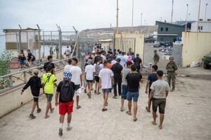 Gobierno español gestiona el puerto de Ceuta para asistencia a inmigrantes