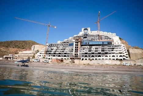 La Junta exige a Azata del Sol demoler el hotel Algarrobico