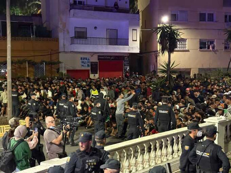 Tensión en Ceuta durante el traslado de inmigrantes al puerto