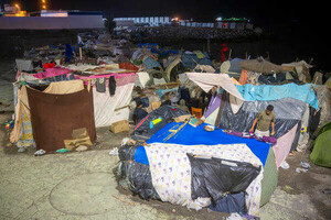 Treinta inmigrantes huyen del operativo policial en Benítez durante su traslado a Ceuta