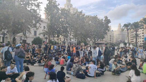 Jóvenes acampan en Valencia tras protestas por la vivienda y enfrentamientos con la policía