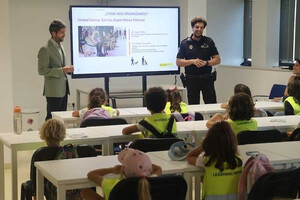Escolares del SEK Alborán descubren el Ayuntamiento y la Policía Local de El Ejido