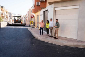 Adra asfalta una decena de calles tras reparar los baches