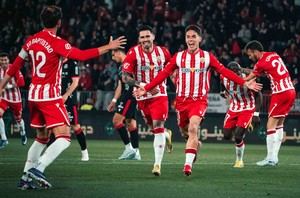 Almería arrasa y vuelve al ascenso directo