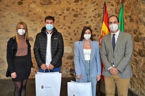 Carboneras celebra el 28F con un centenar de jóvenes que cumplen su mayoría de edad