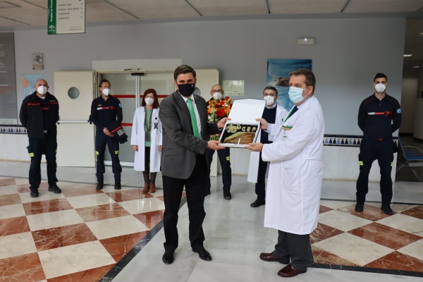 El Hospital de Poniente recibe el homenaje del Consorcio de Bomberos