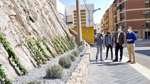 Adra luce ya un jardín vertical a los pies de la Torre de los Perdigones