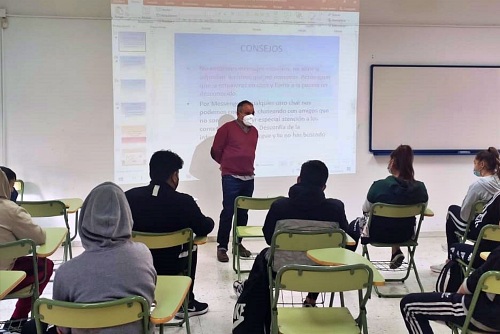 El IES Virgen del Mar recibe charlas sobre el abuso de las NNTT