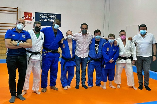 Alumnos de Asalsido practican judo con la escuela deportiva municipal Alianza Ksv