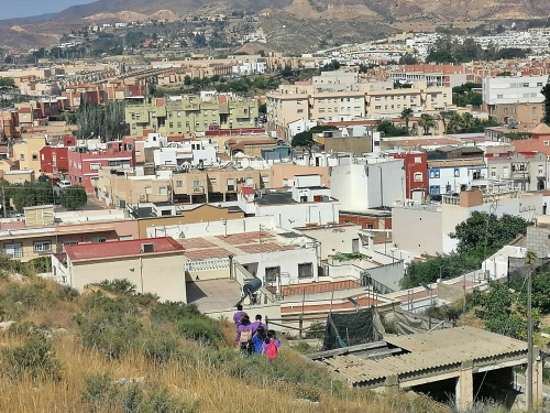 Un juego en familia para descifrar un misterio en las calles de Huércal de Almería