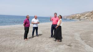 Cortés comprueba el resultado de las aportaciones de arena en la playa de Guainos