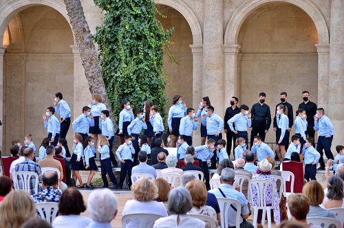 Las voces puras de los coros Pedro Mena y Escolanía del Valle ocupan Claustro de la Catedral