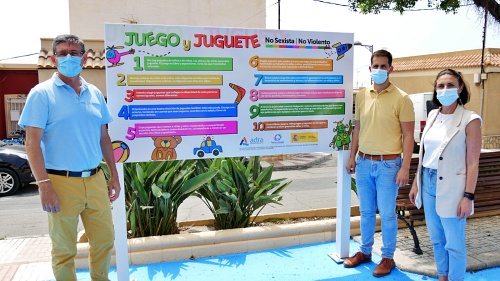 Adra renueva el parque infantil de Puente del Río