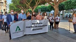 Minuto de silencio y acto de condena tras el asesinato machista de Roquetas de Mar