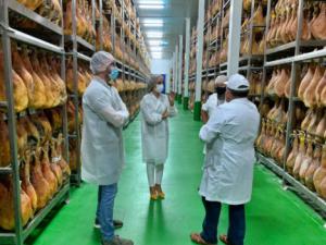 La delegada del Gobierno visita Alcontar y destaca el crecimiento del sector cárnico
