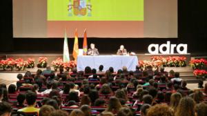 Cientos de jóvenes conmemoran el Día de la Constitución organizado por el Ayuntamiento de Adra