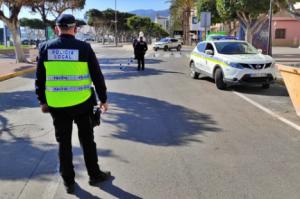 La Policía Local de Adra evita que un presunto pirómano cause daños en viviendas e invernaderos
